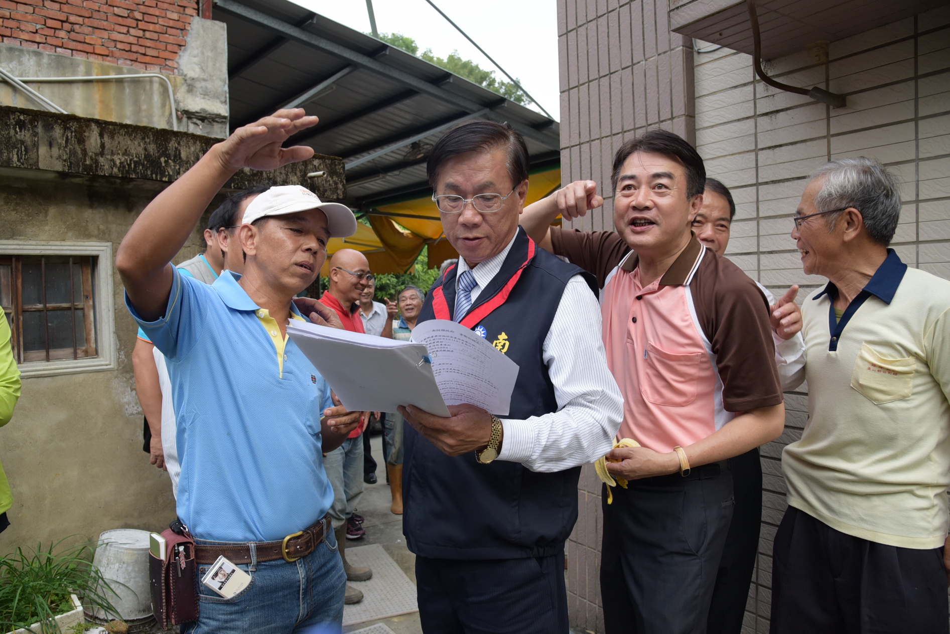 圖片-林縣長勘查中寮3處邊坡及農路改善工程