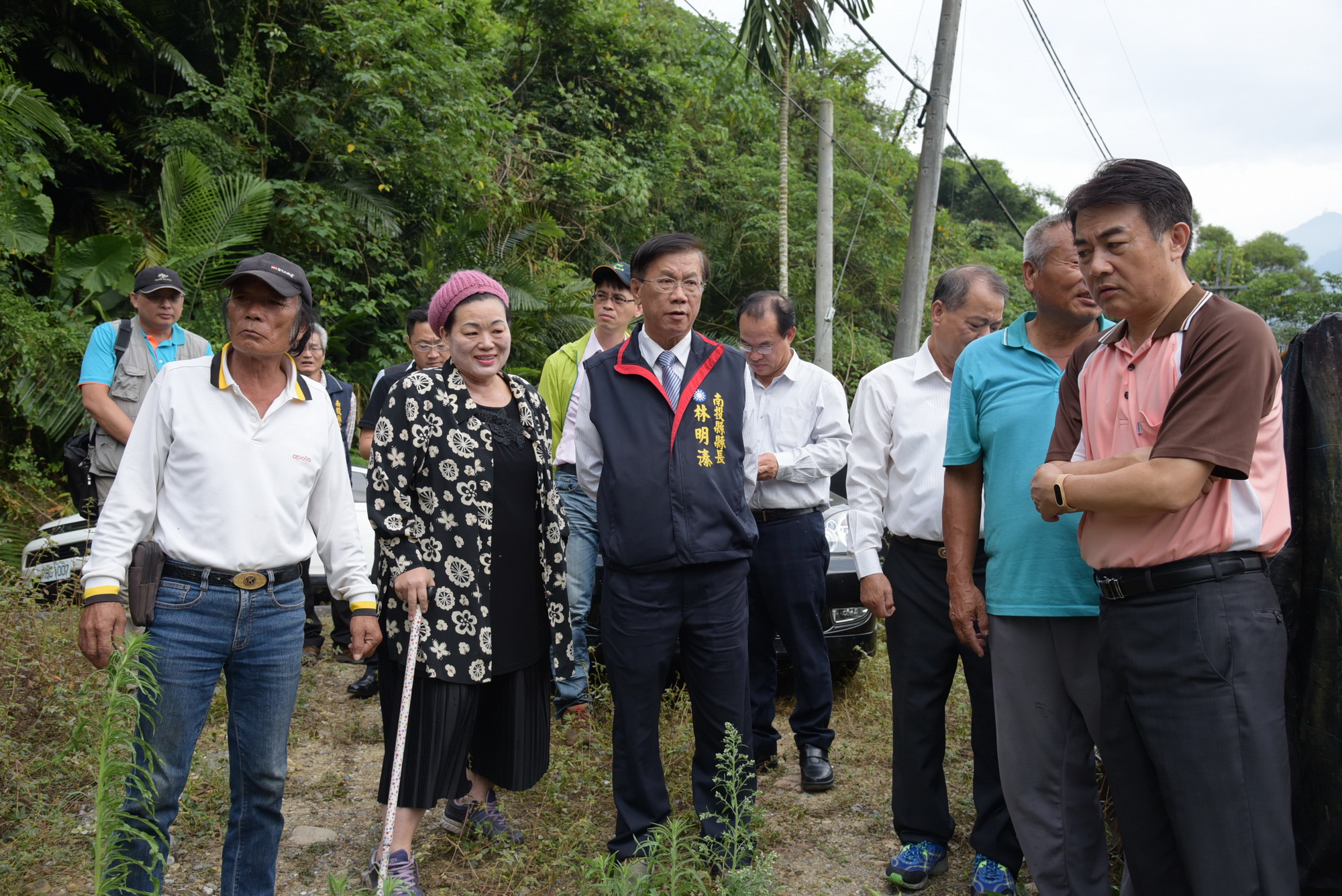 相關圖片1-林縣長勘查中寮3處邊坡及農路改善工程