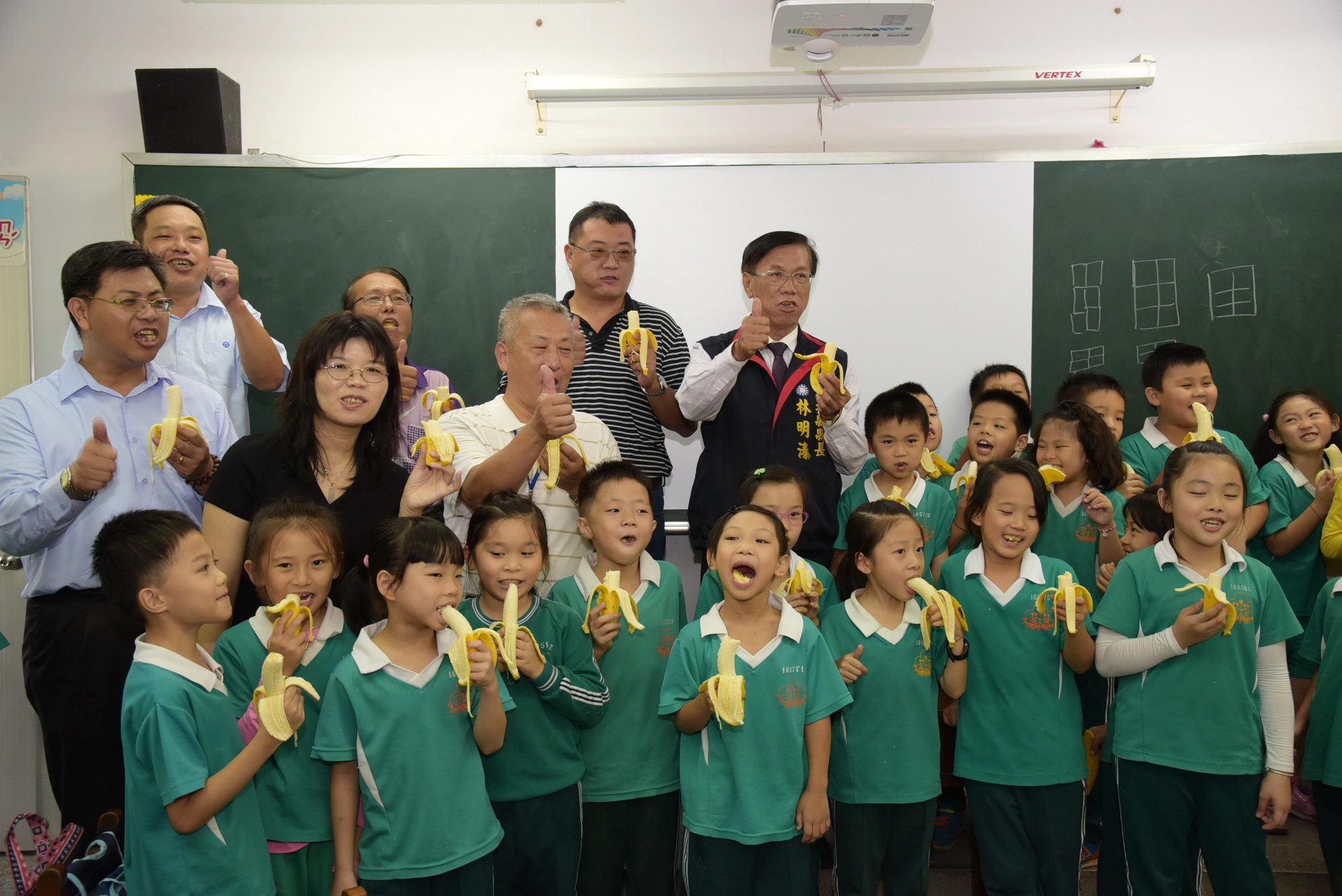 圖片-林縣長送香蕉到學校  以行動協助促銷