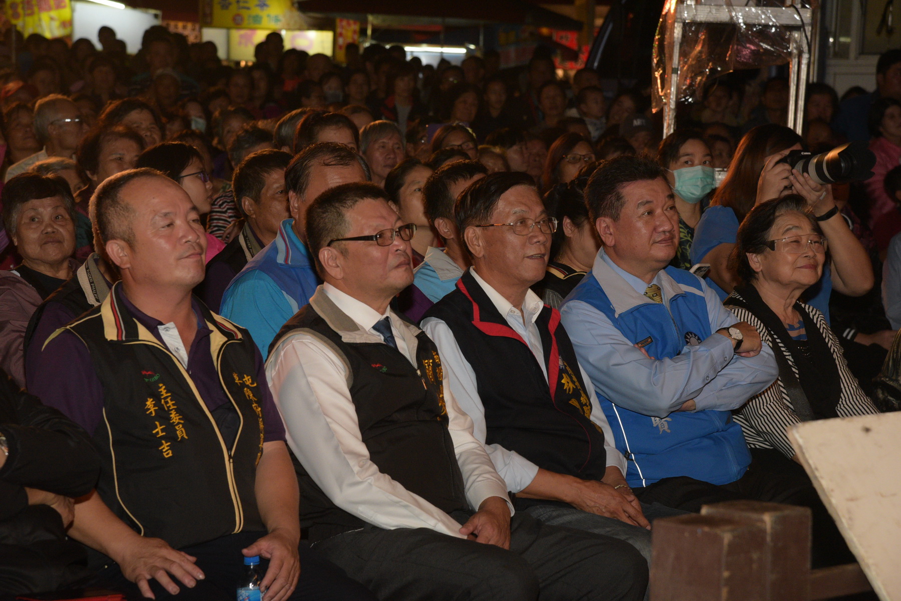 圖片-明華園陳府將軍廟開演，廟前廣場人潮爆滿