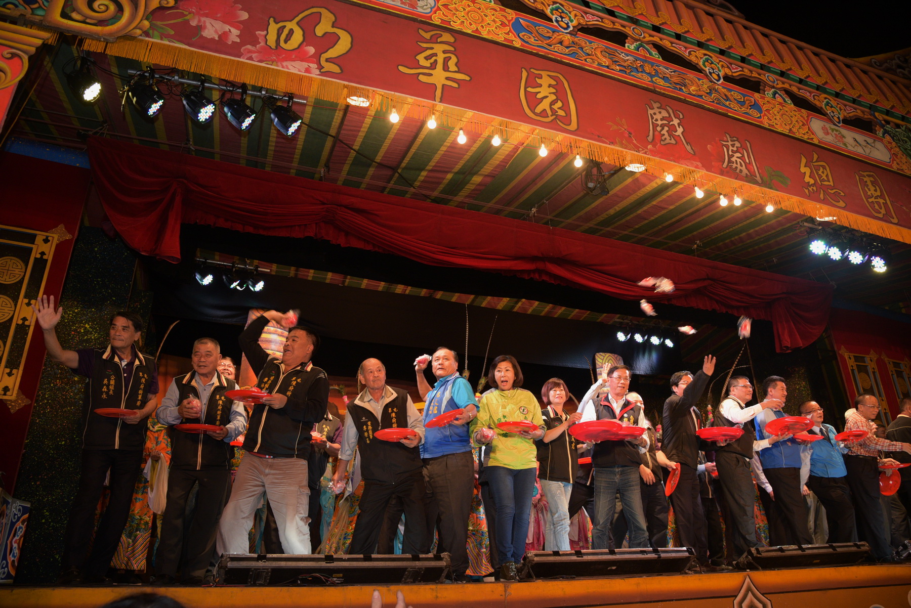 相關圖片1-明華園陳府將軍廟開演，廟前廣場人潮爆滿