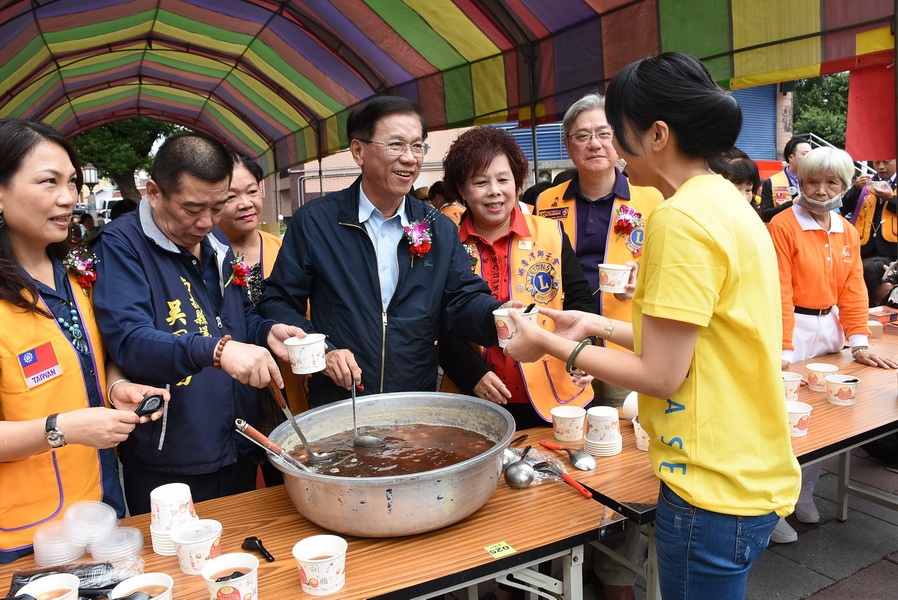 圖片-娜魯灣獅子會寒冬送暖吃福圓做公益　林縣長盼拋磚引玉