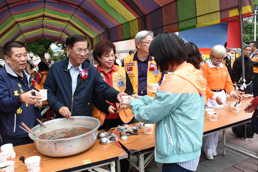 相關圖片1-娜魯灣獅子會寒冬送暖吃福圓做公益　林縣長盼拋磚引玉