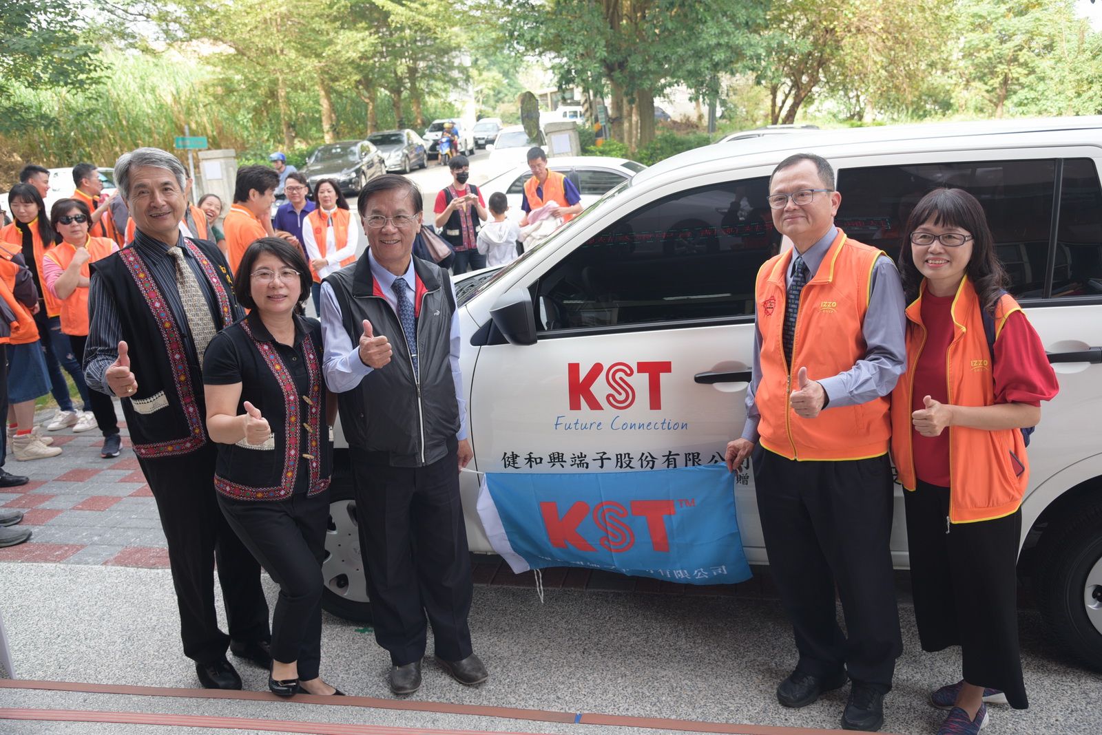 相關圖片3-台中東友扶輪社捐贈南投家扶中心公務車，林縣長到場感謝