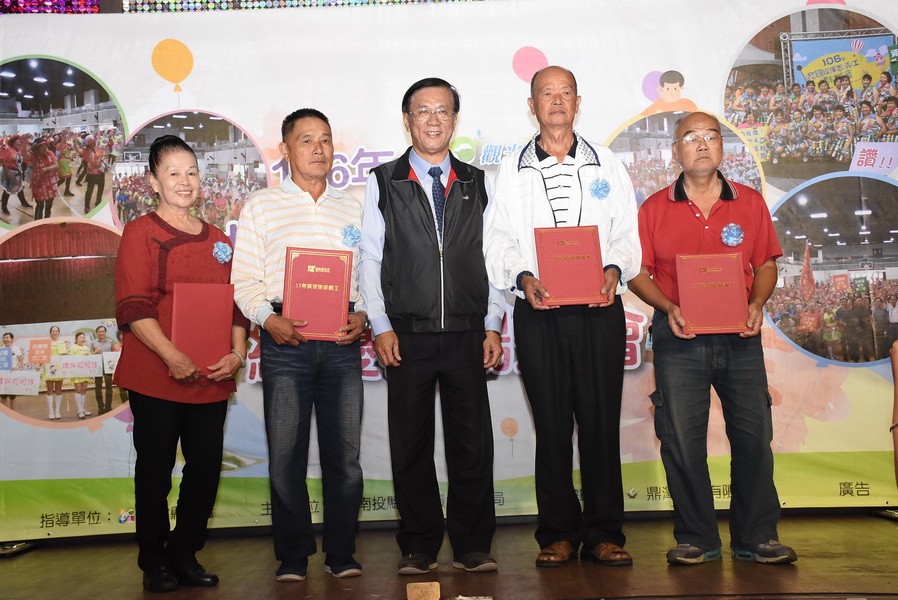 相關圖片1-南投縣績優環保志（義）工表揚 林縣長頒獎鼓勵感謝無私付出