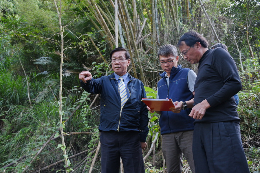 圖片-林縣長會勘名間野溪護岸改善工程