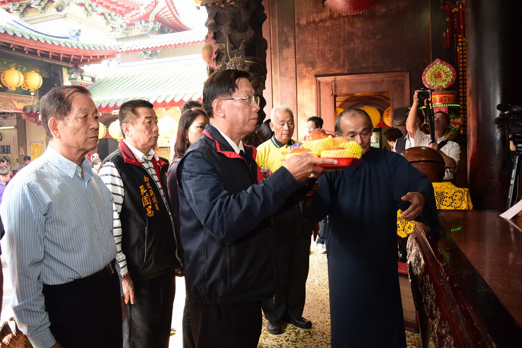 相關圖片1-埔里地母廟聖誕祭典  林縣長上香祈願