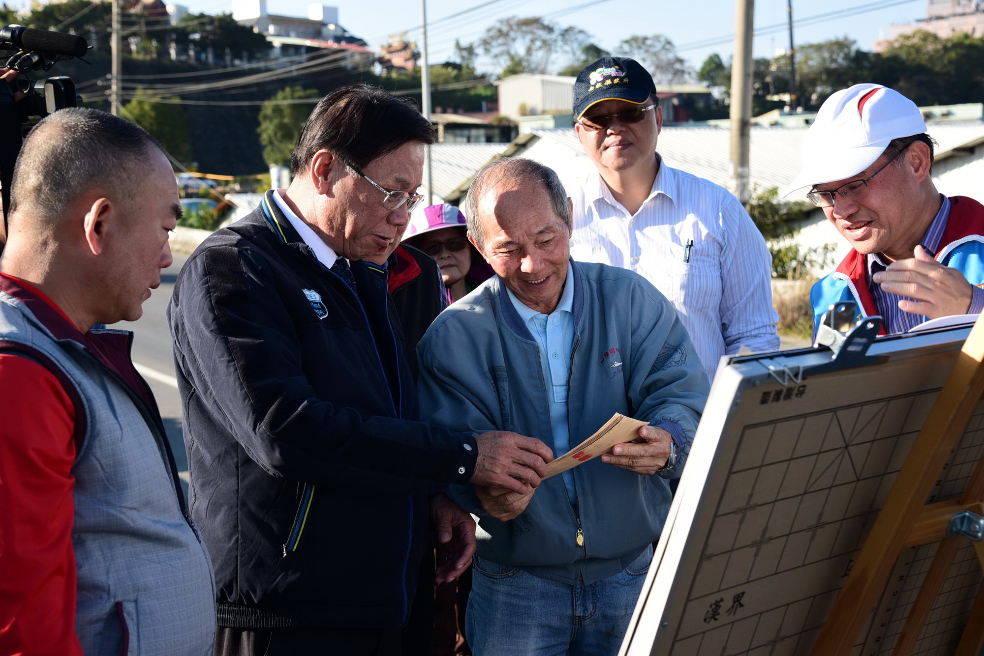圖片-林縣長至埔里會勘3處道路基層建設