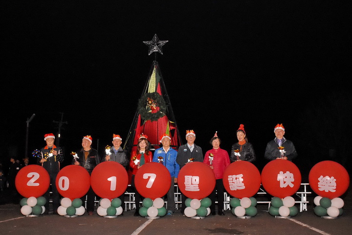 圖片-羅娜聖誕晚會熱鬧點燈 萬人歡度平安夜場面盛大