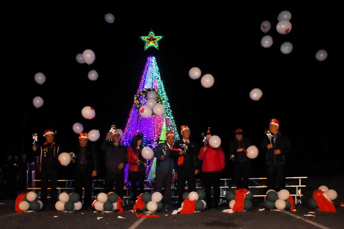 相關圖片1-羅娜聖誕晚會熱鬧點燈 萬人歡度平安夜場面盛大