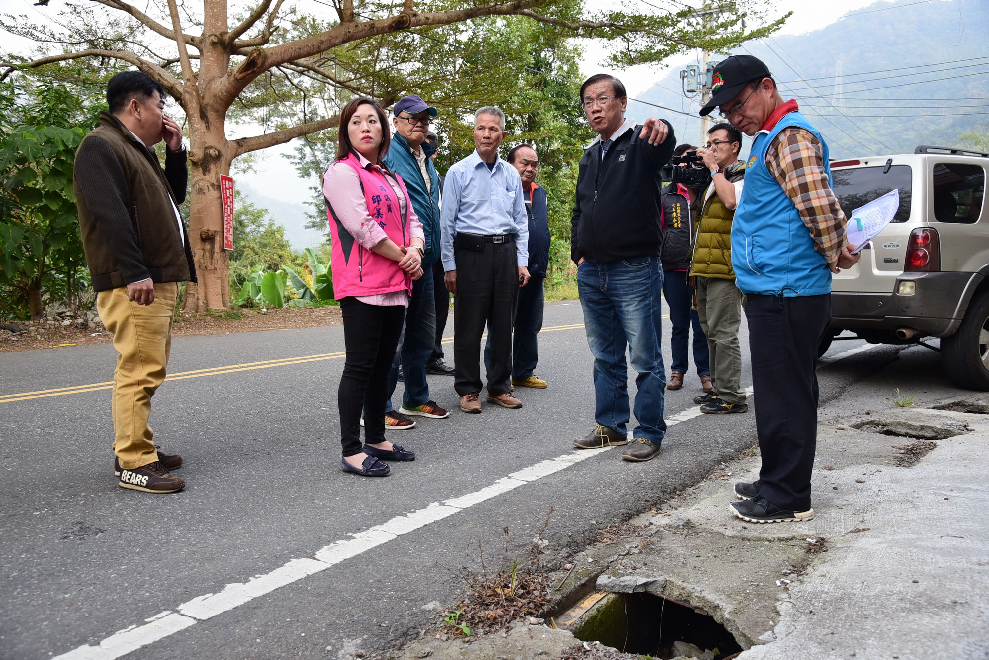 相關圖片1-林縣長會勘國姓鄉國姓路路面改善工程