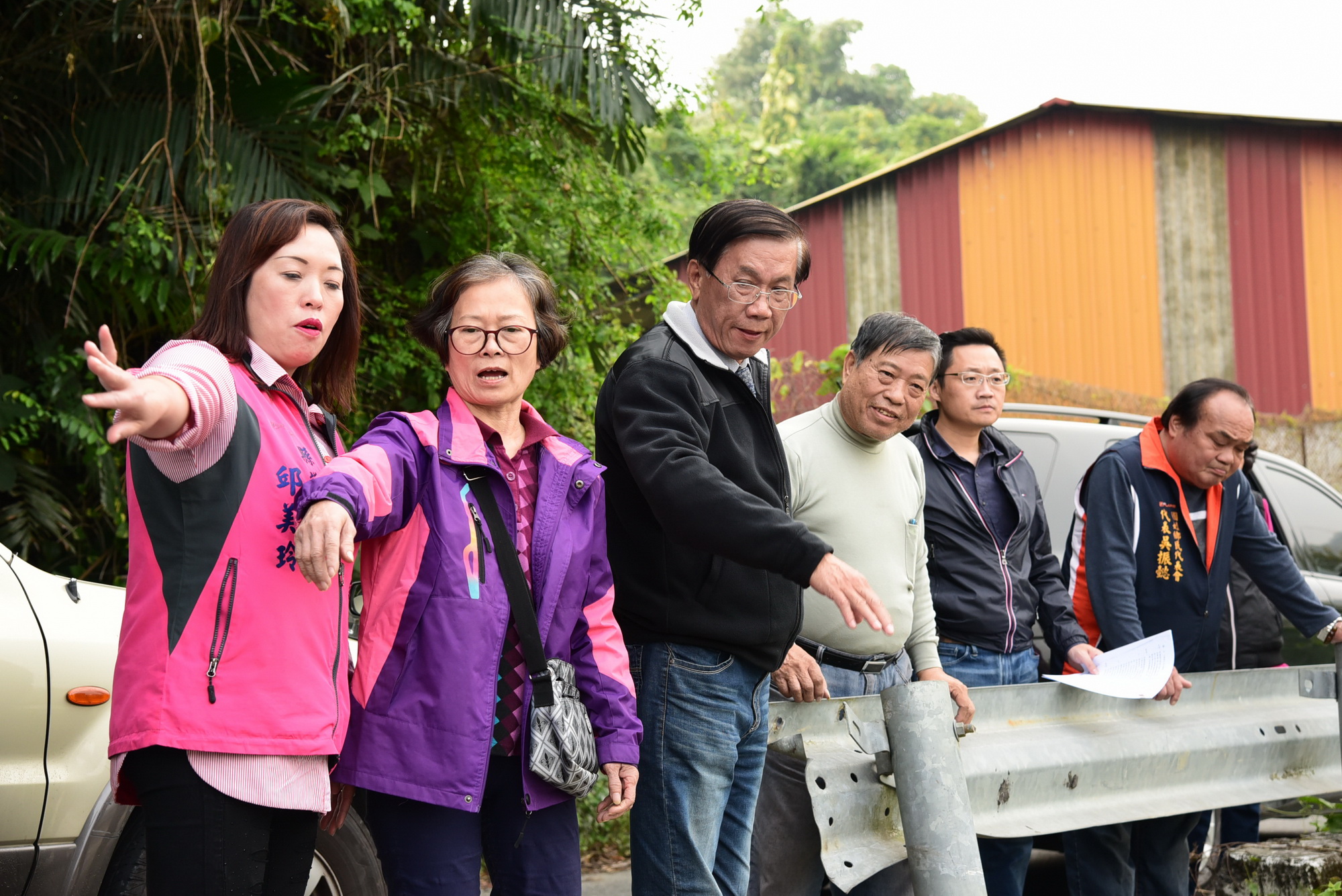 相關圖片2-林縣長會勘國姓鄉國姓路路面改善工程