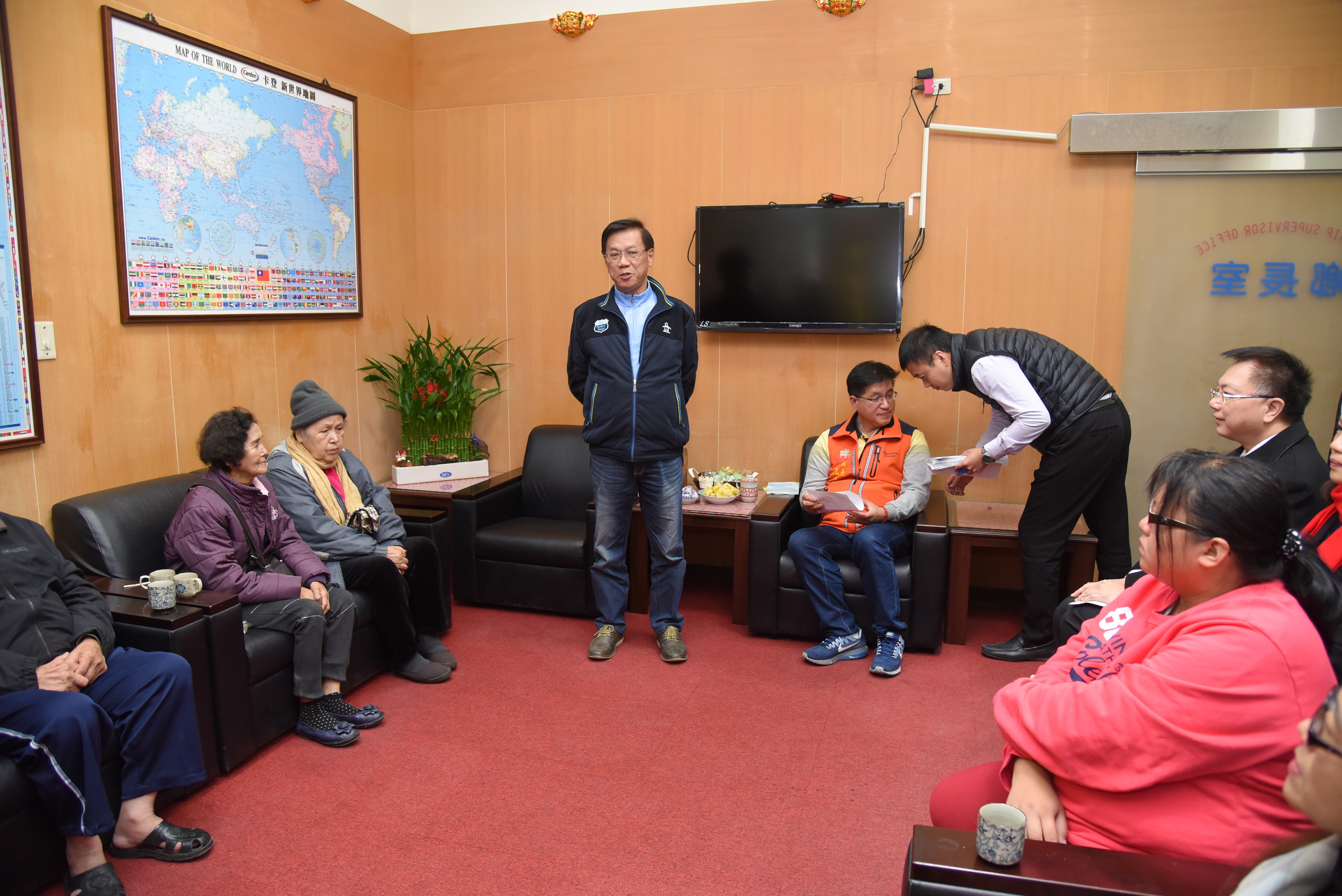 圖片-林縣長慰問仁愛鄉火災受災戶及弱勢