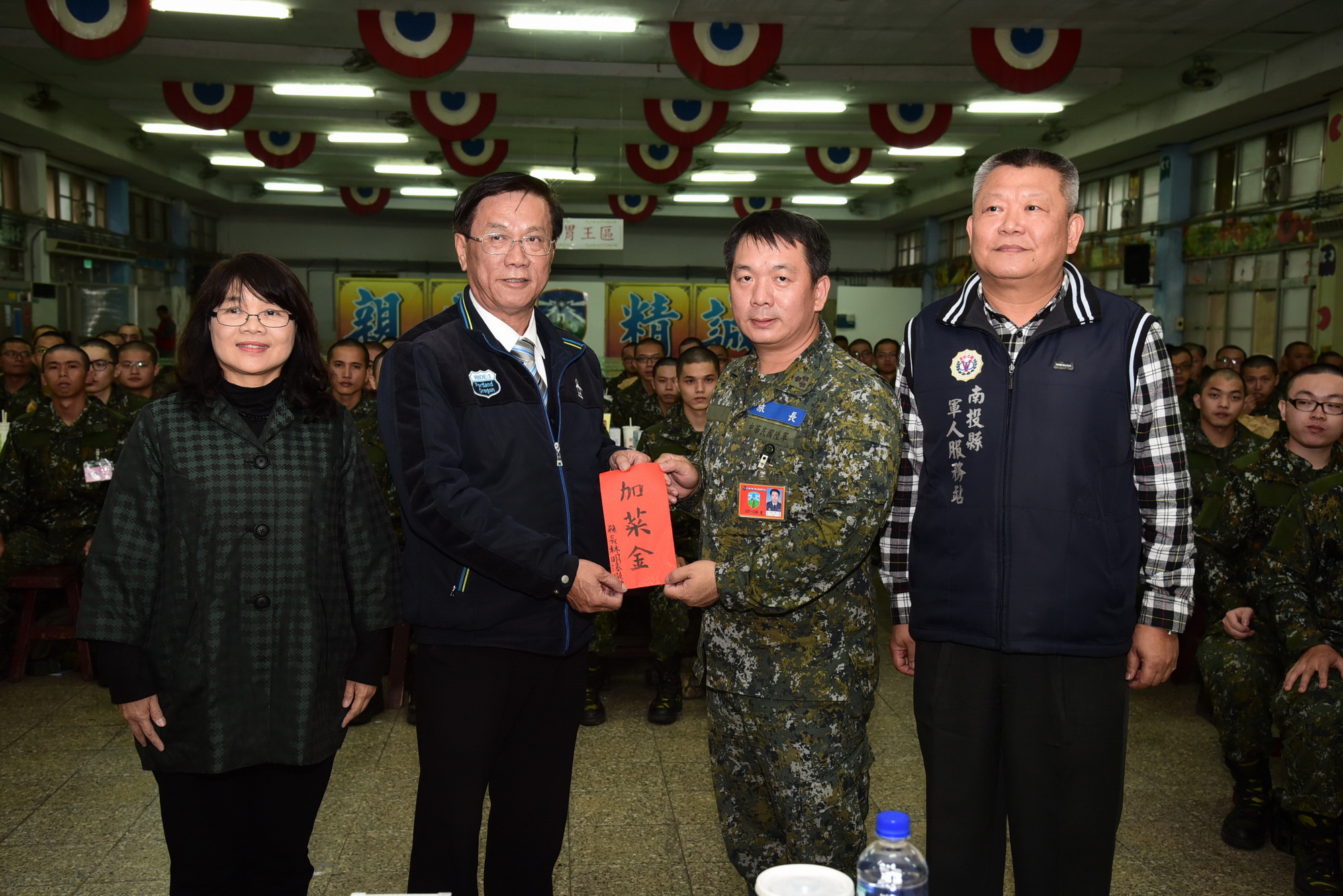 相關圖片2-林縣長前往中坑營區關懷入伍新兵