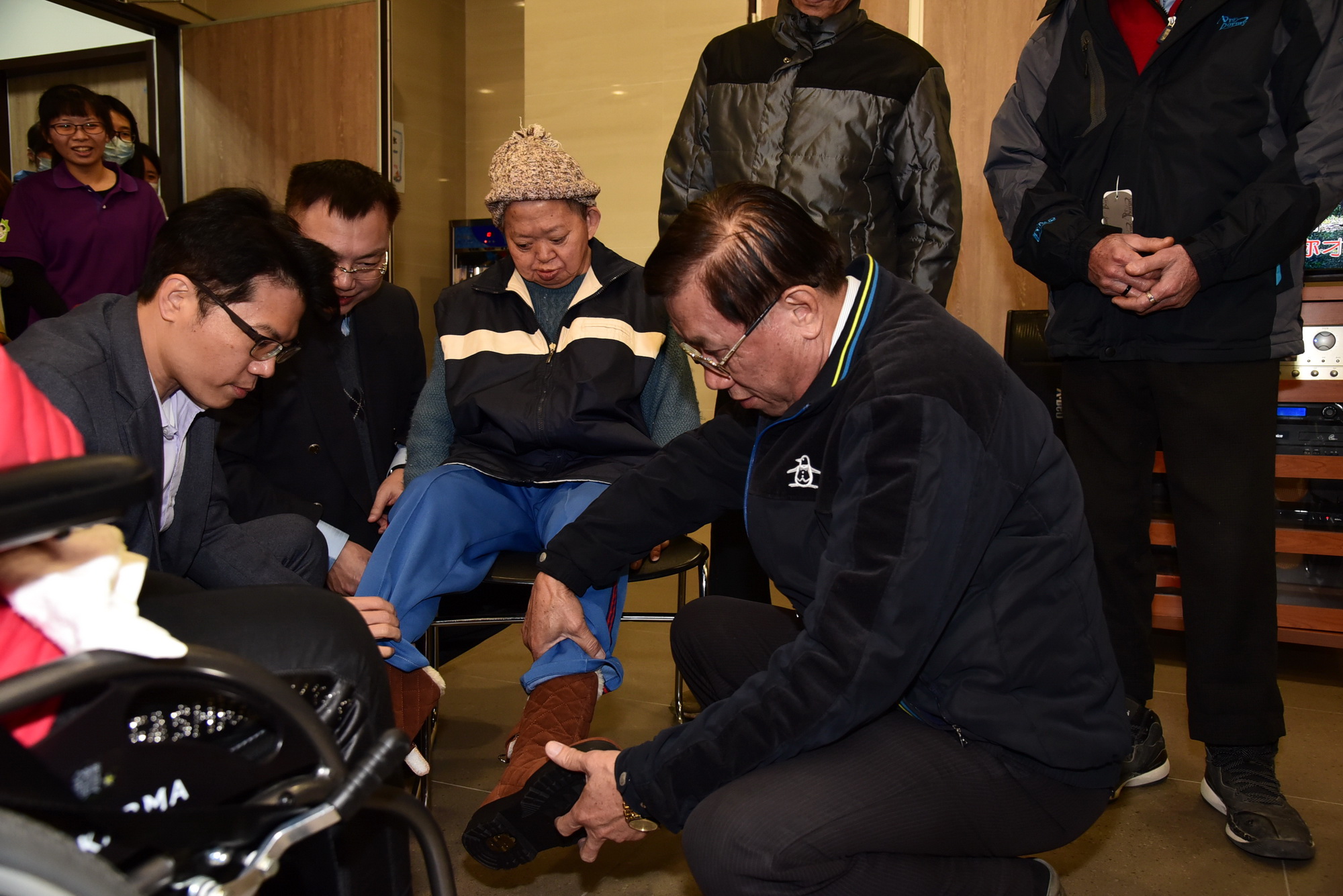 相關圖片2-林縣長至安養中心關懷街友安置情形