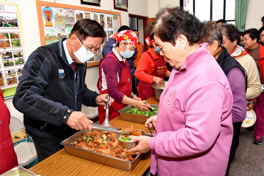 圖片-縣長訪視投市小旗艦社區關懷據點 致贈加菜金關懷長者共餐