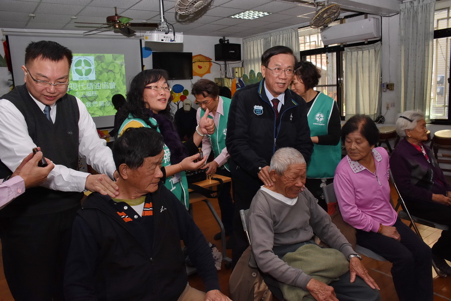相關圖片1-縣長訪視投市小旗艦社區關懷據點 致贈加菜金關懷長者共餐