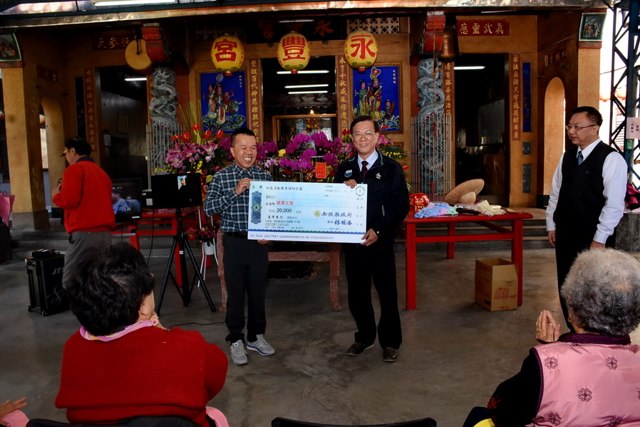 相關圖片2-縣長訪視投市小旗艦社區關懷據點 致贈加菜金關懷長者共餐