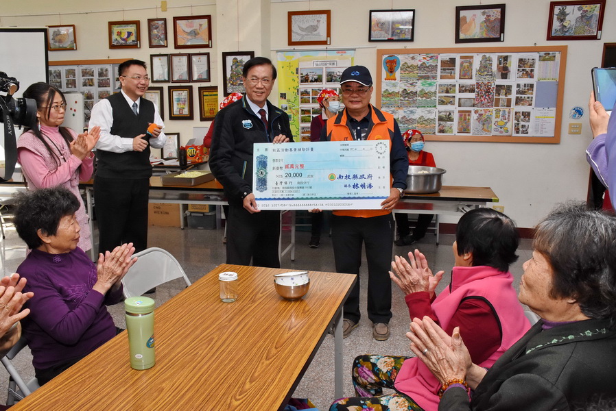 相關圖片3-縣長訪視投市小旗艦社區關懷據點 致贈加菜金關懷長者共餐