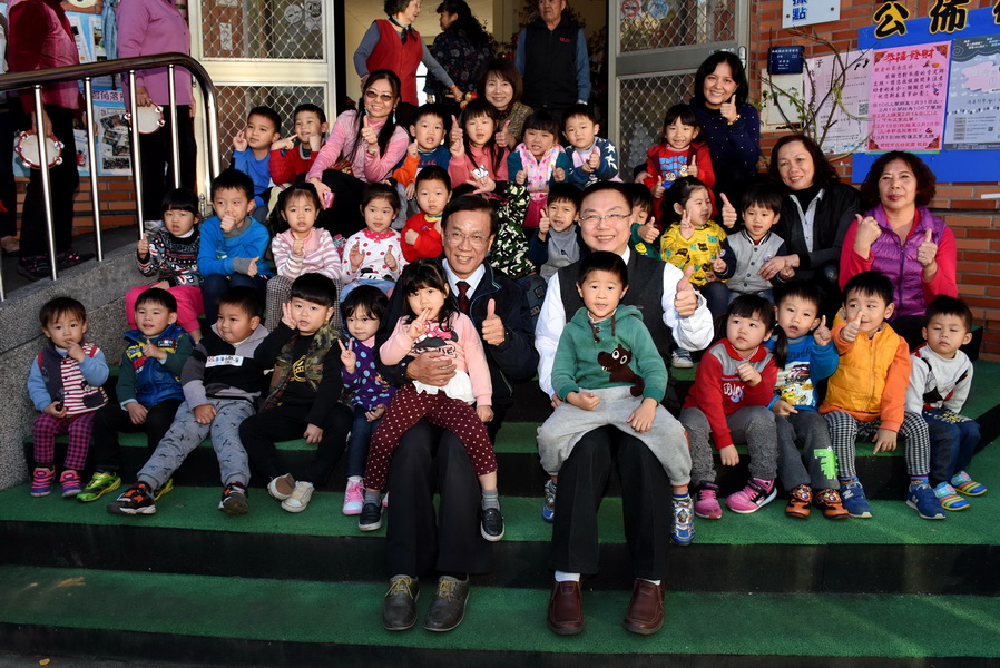 相關圖片4-縣長訪視投市小旗艦社區關懷據點 致贈加菜金關懷長者共餐