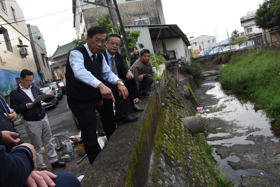 圖片-草屯鎮南埔青宅溝及溪州埤大排護岸毀損 林縣長指示速改善