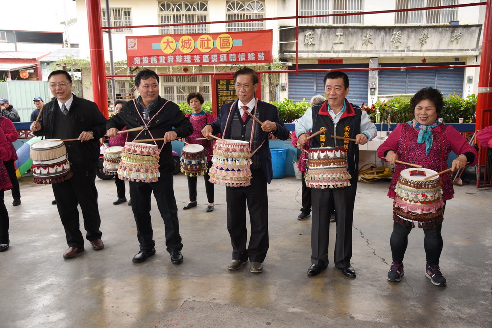 圖片-林縣長訪視社區關懷據點    致贈專案補助計畫2萬元