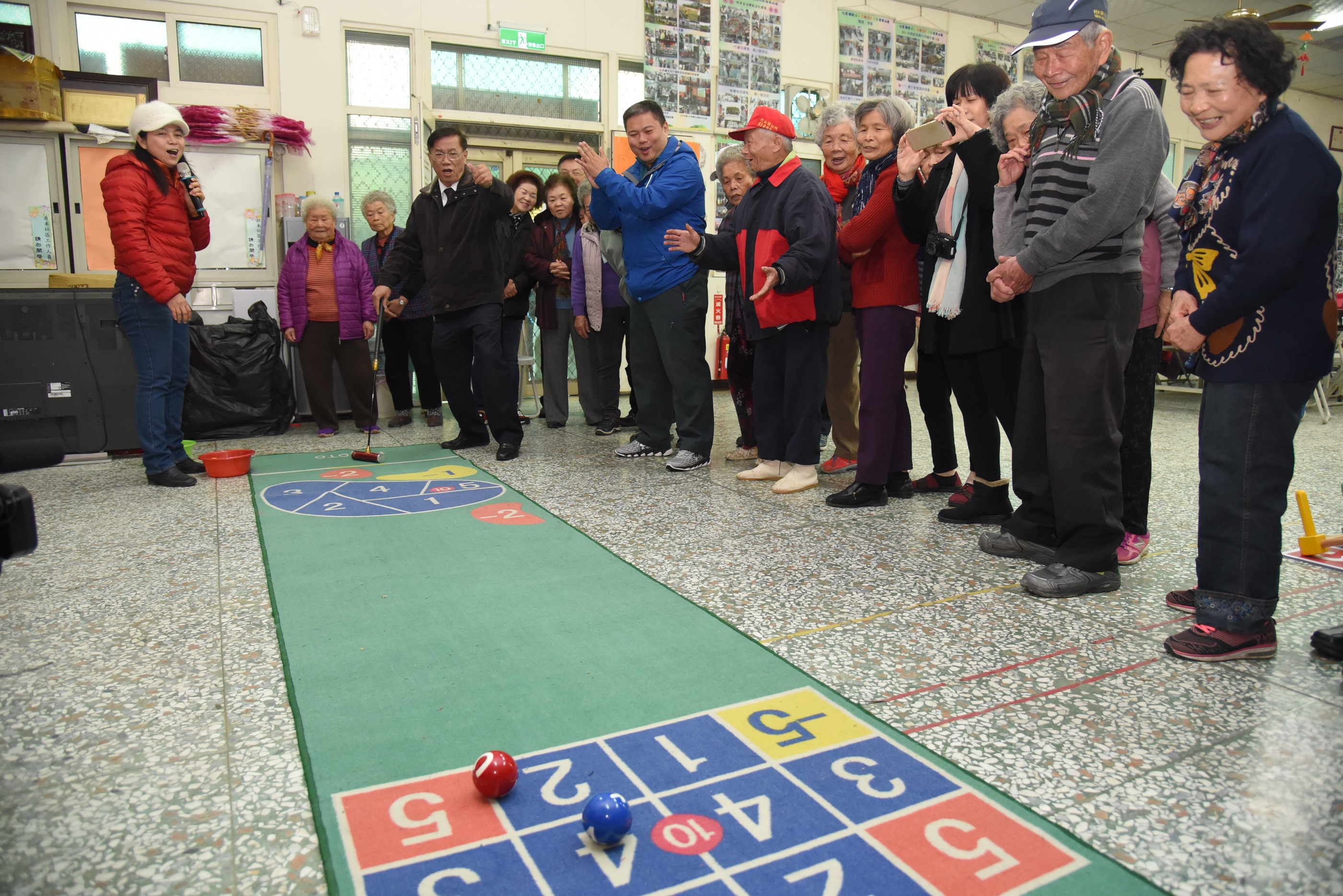 相關圖片1-林縣長訪視竹山社區據點　與老人同樂