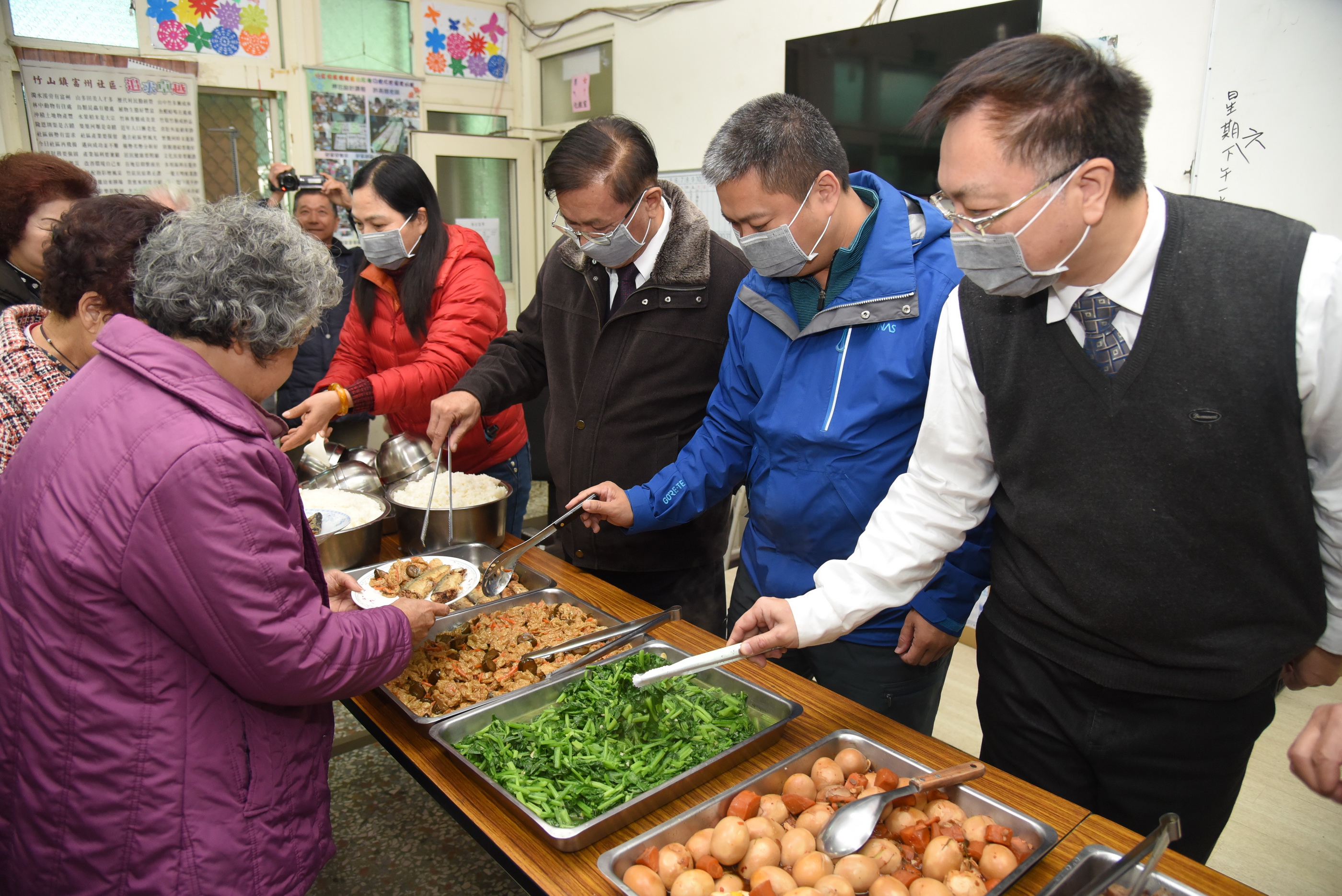相關圖片2-林縣長訪視竹山社區據點　與老人同樂