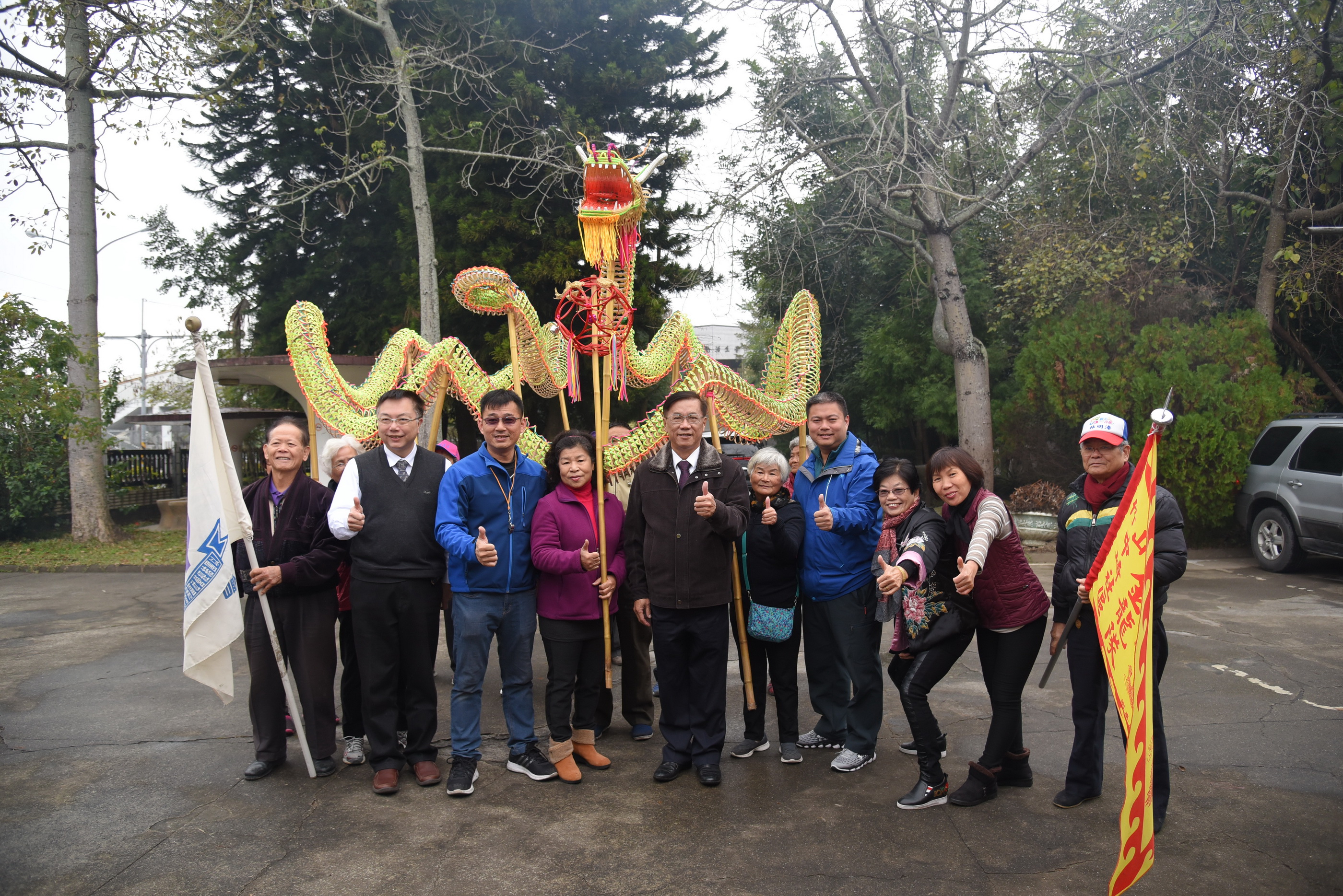 相關圖片3-林縣長訪視竹山社區據點　與老人同樂