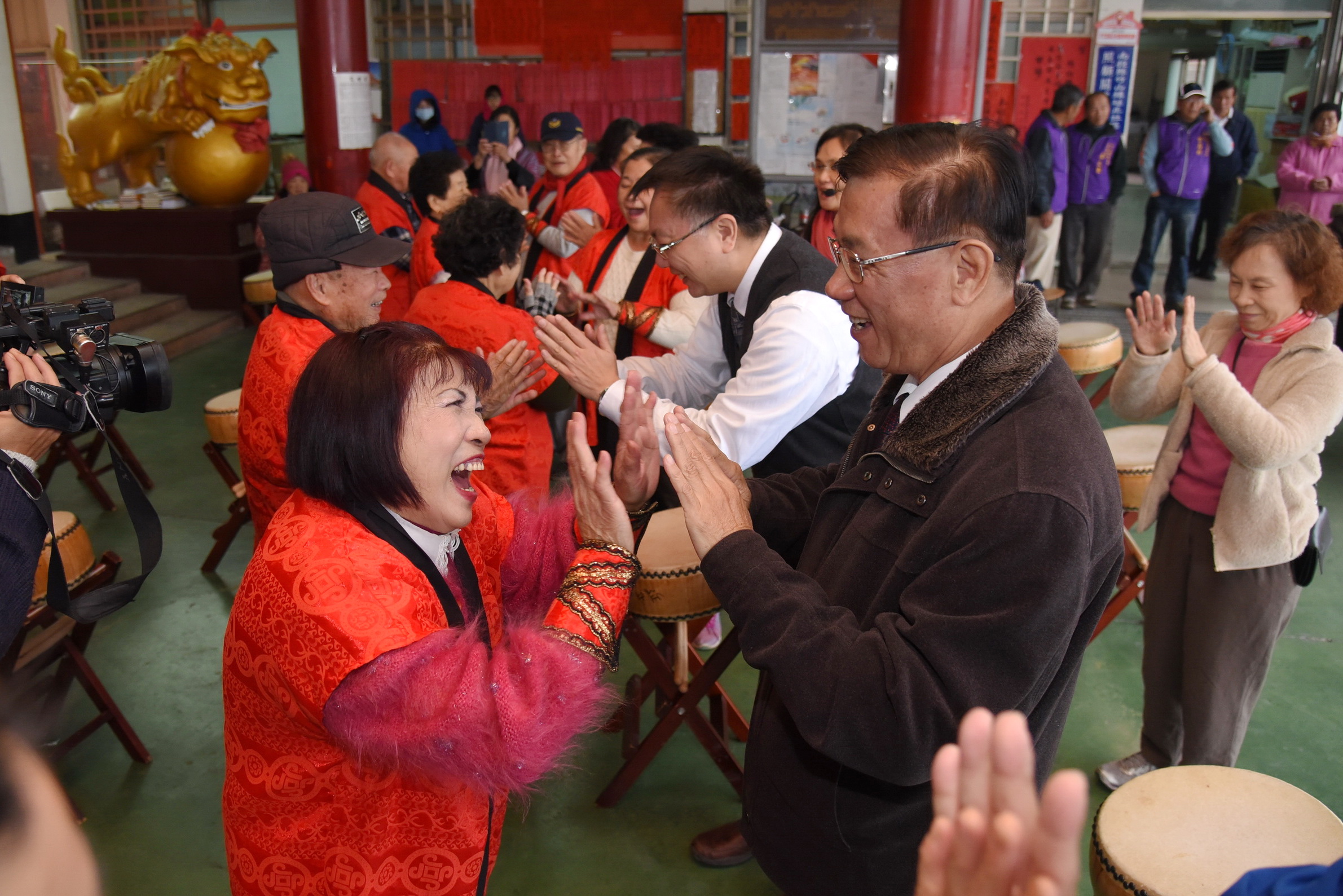 相關圖片4-林縣長訪視竹山社區據點　與老人同樂