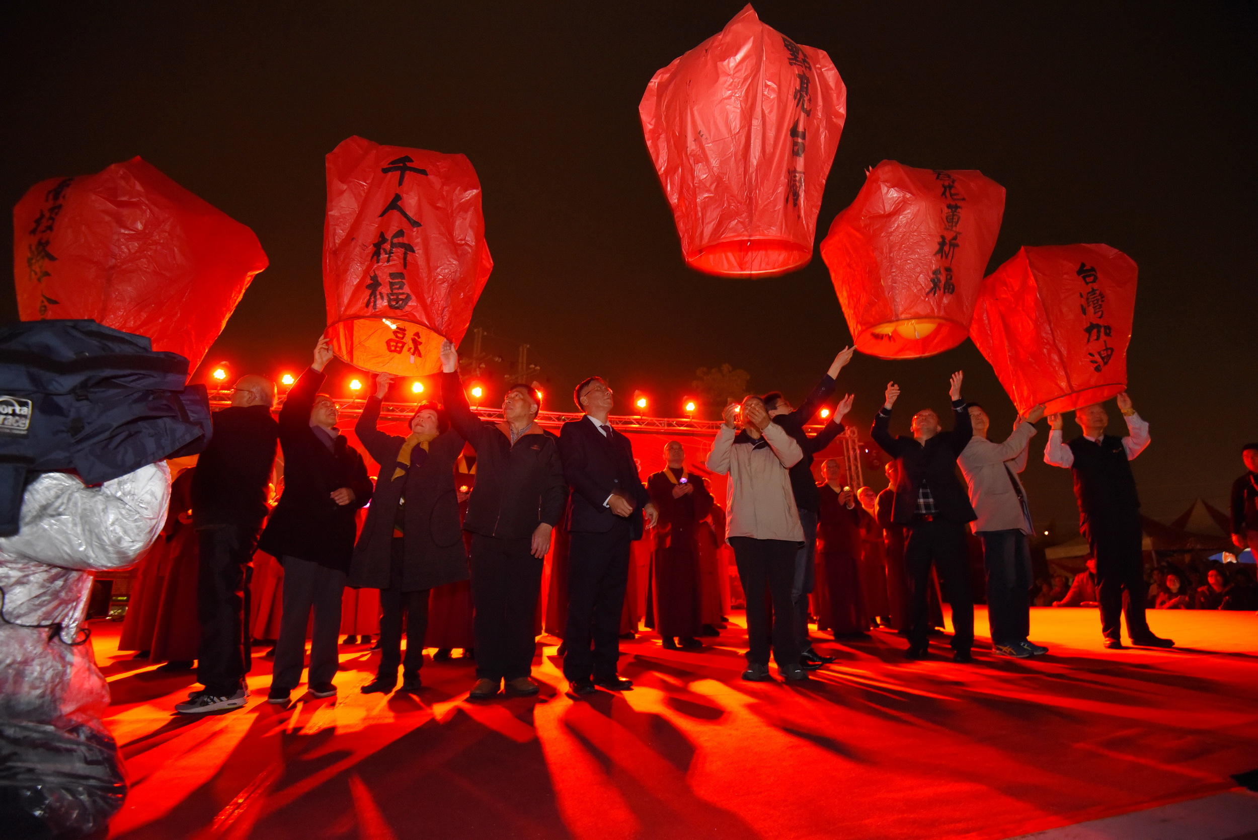 相關圖片2-南投燈會主燈區開幕  施放天燈並捐款千萬元花蓮賑災