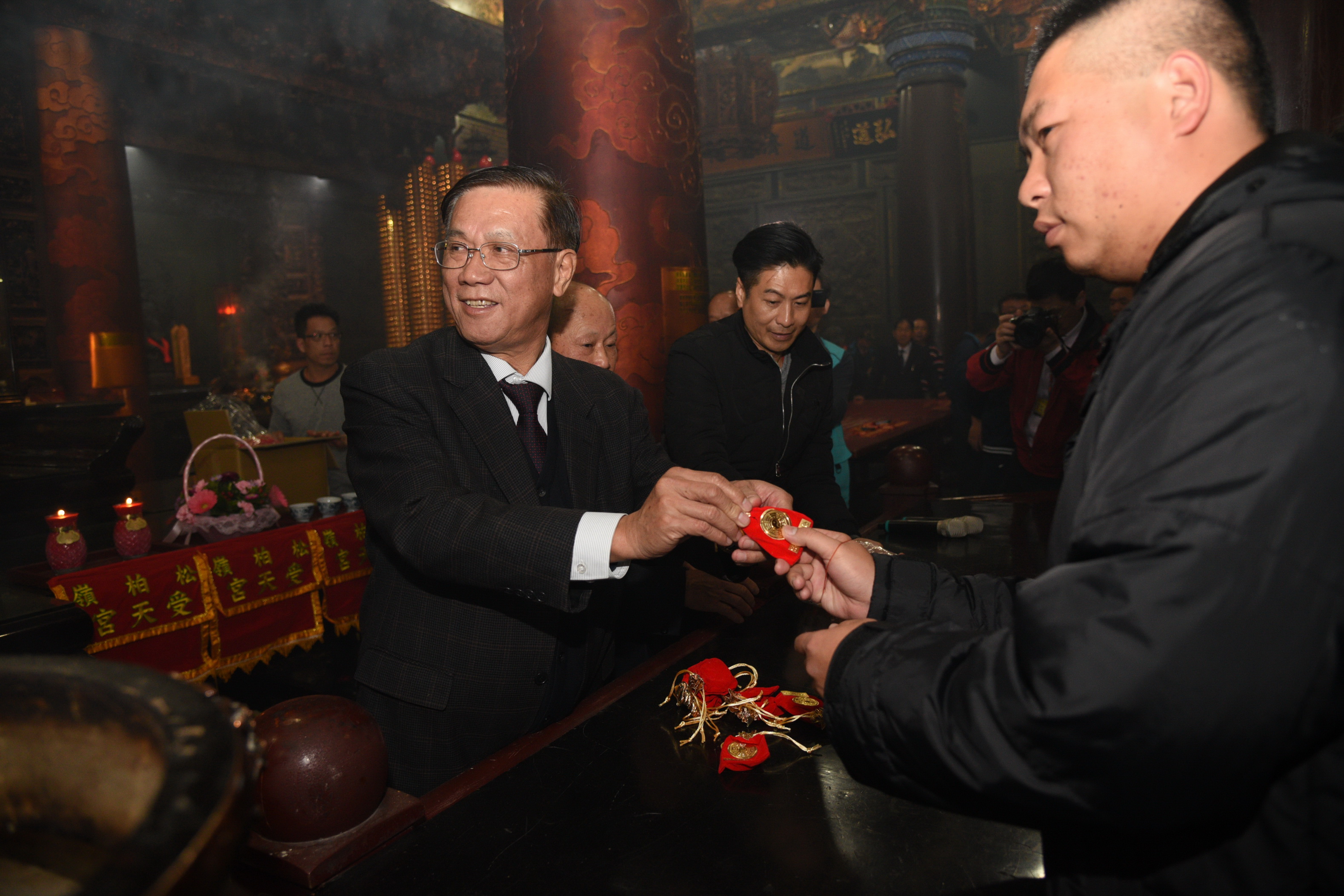 相關圖片1-受天宮新春「燒頭香」　民眾迎神求平安