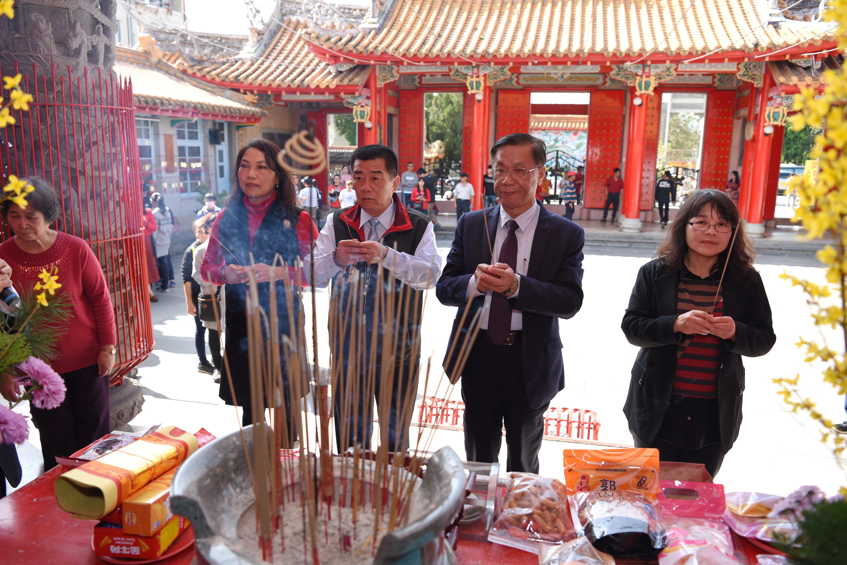 相關圖片1-林縣長初一至各宮廟參拜為縣民祈福