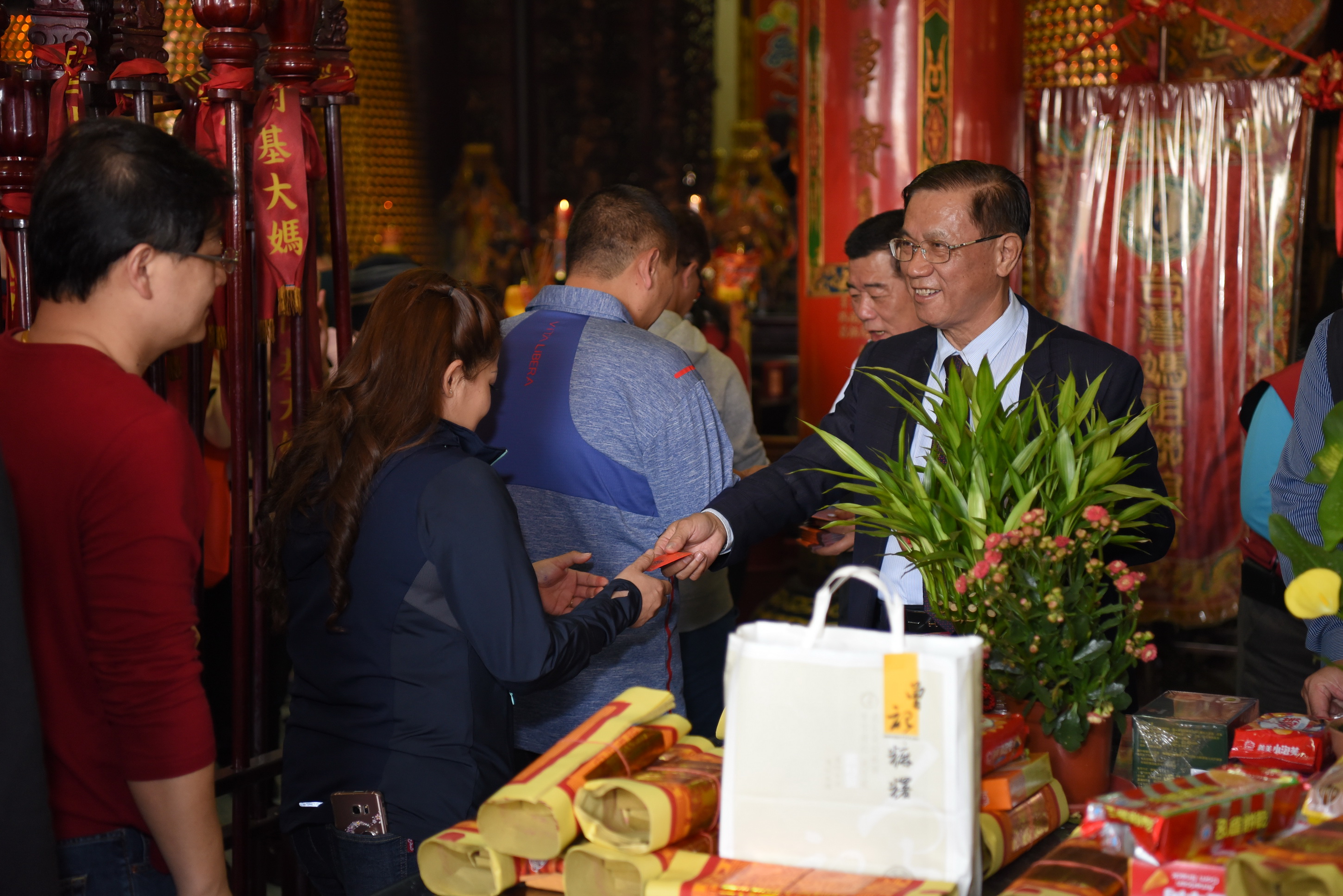 相關圖片3-林縣長初一至各宮廟參拜為縣民祈福