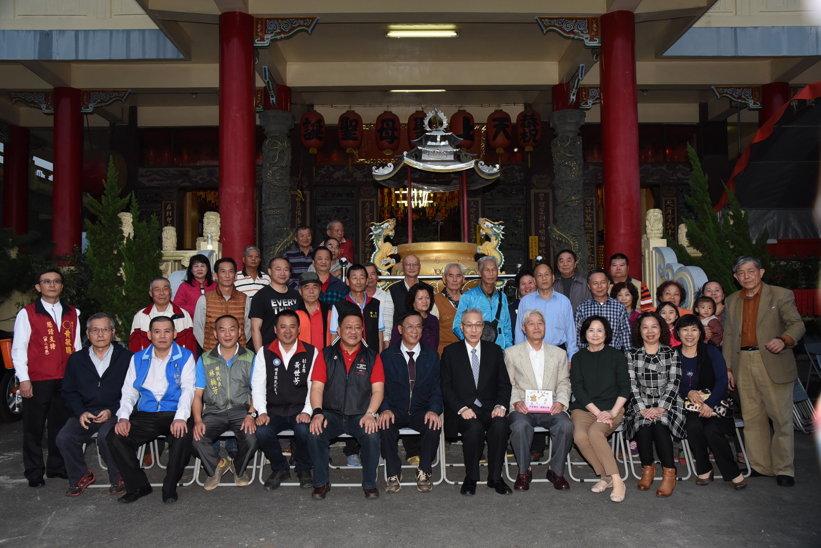 相關圖片1-前副總統吳敦義回鄉走春，參拜寺廟祈求台灣調雨順