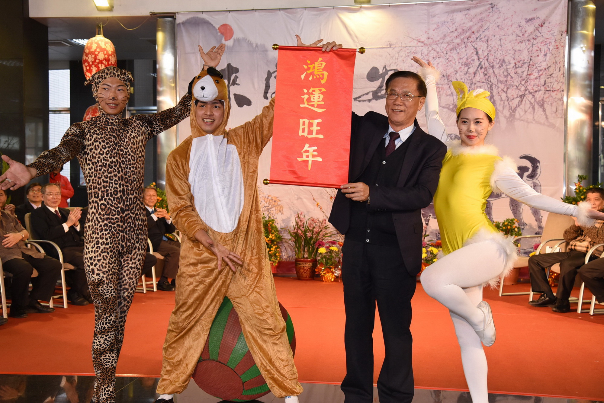 圖片-縣府新春團拜 林縣長發送小紅包及鳳梨酥