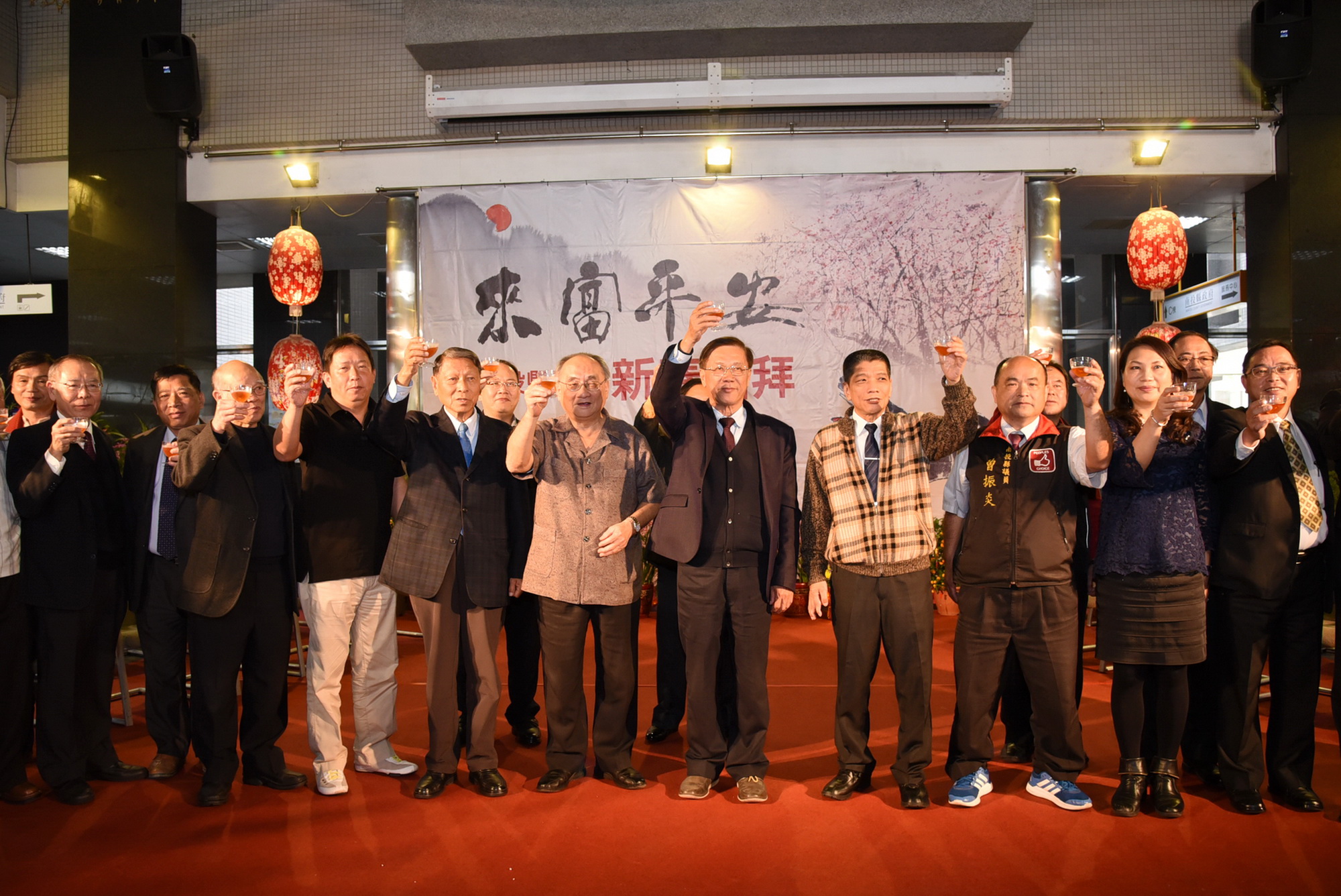 相關圖片1-縣府新春團拜 林縣長發送小紅包及鳳梨酥