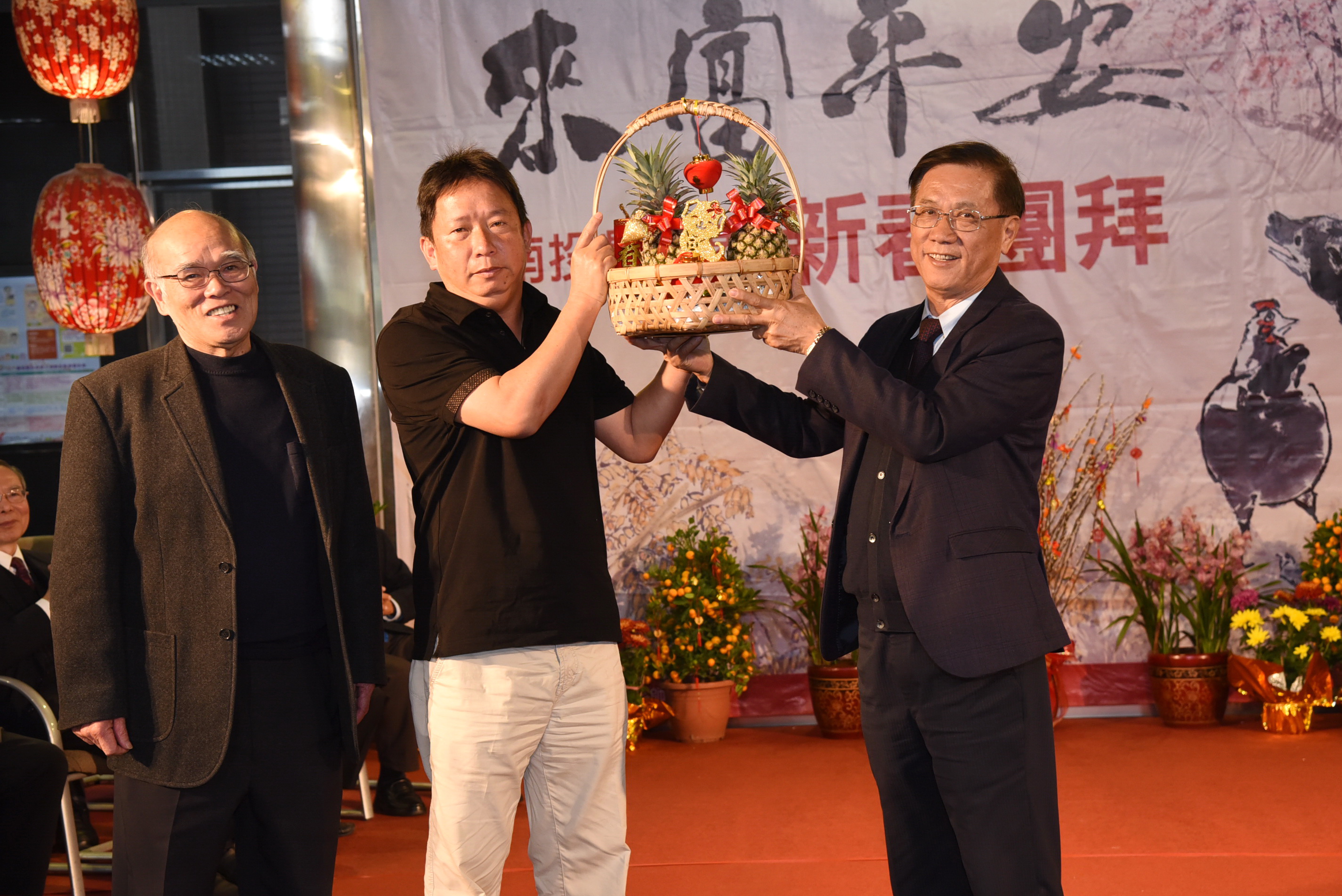 相關圖片2-縣府新春團拜 林縣長發送小紅包及鳳梨酥