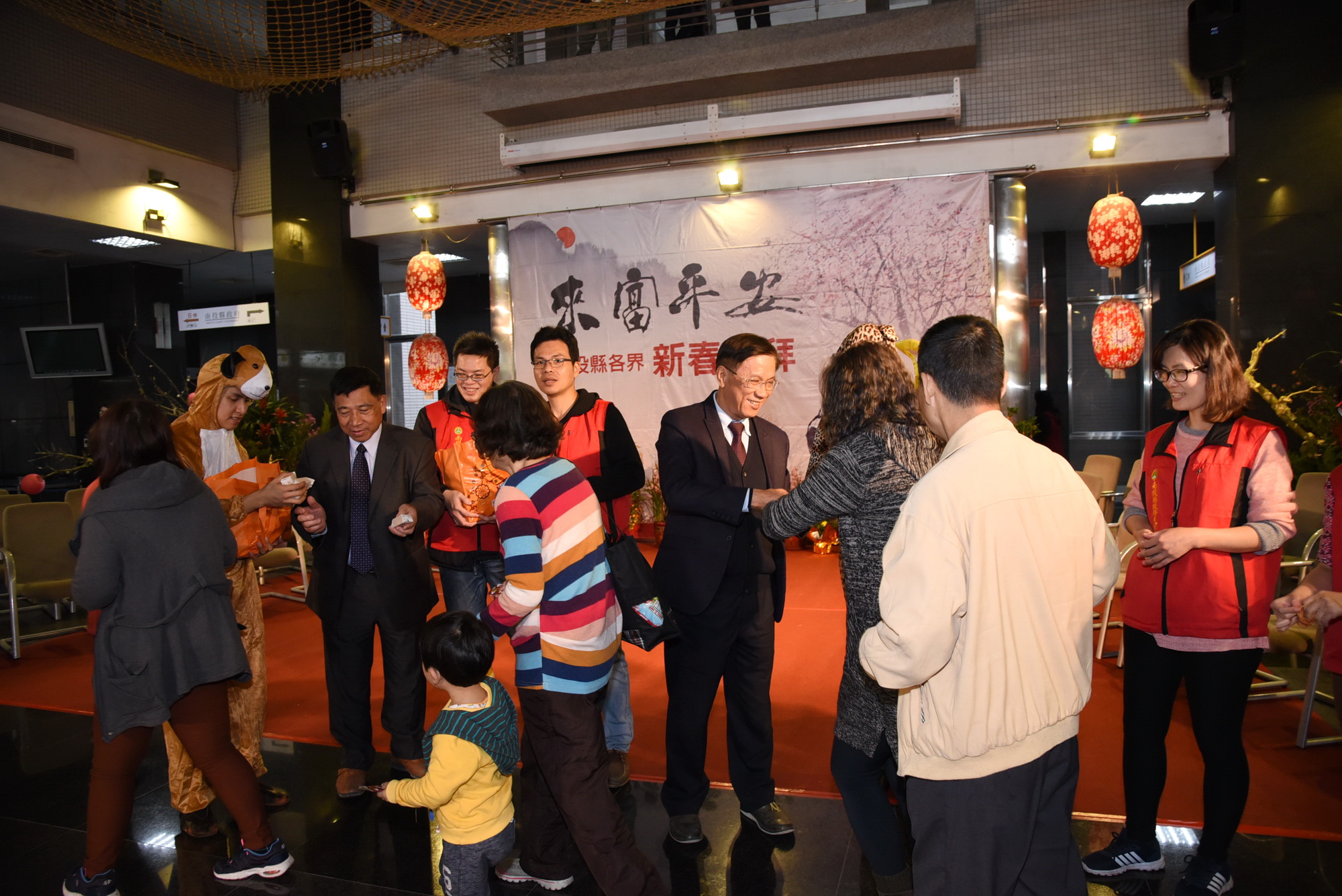 相關圖片3-縣府新春團拜 林縣長發送小紅包及鳳梨酥