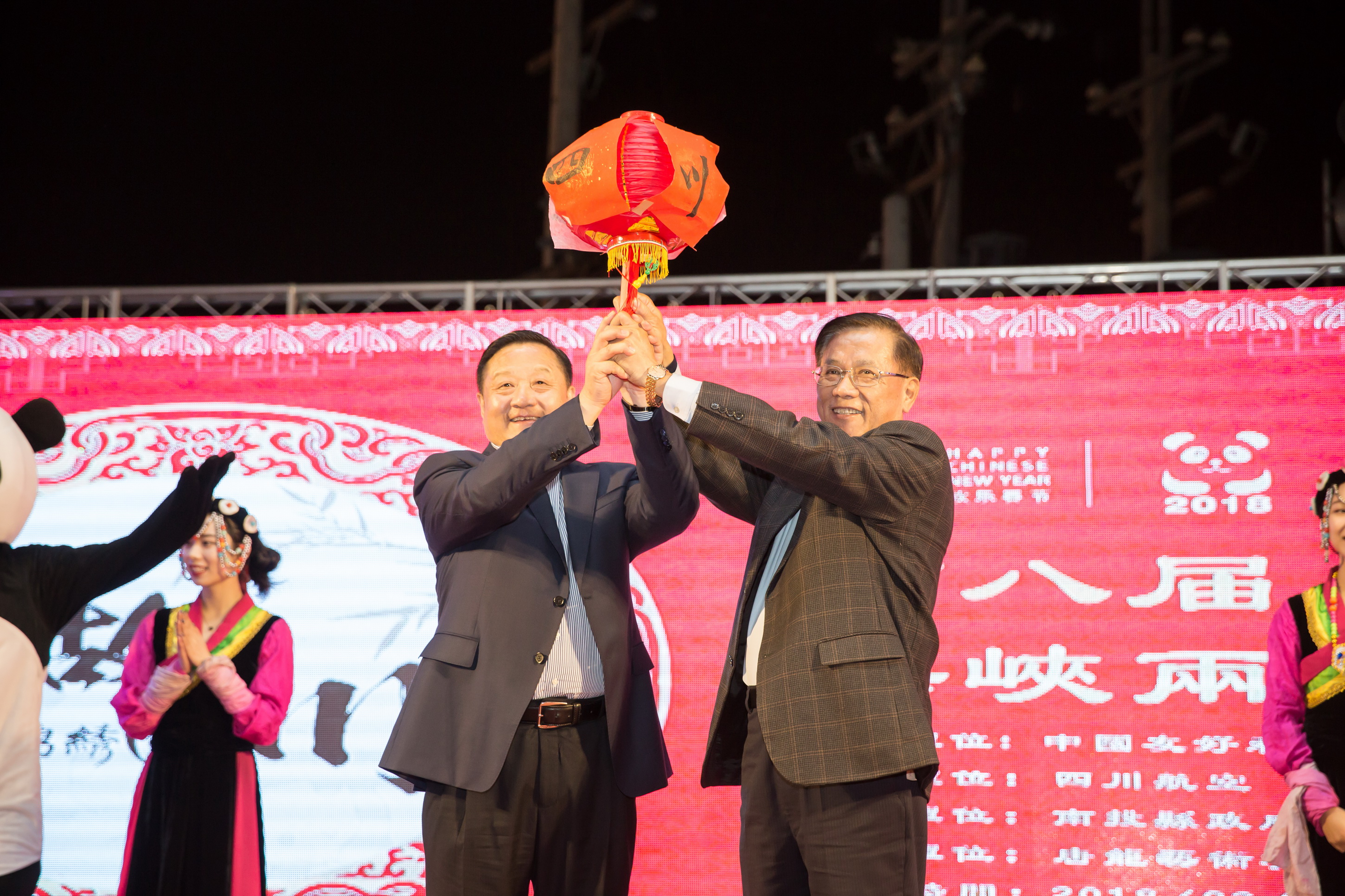 圖片-四川花燈捐南投　今年最後一場表演掀高潮