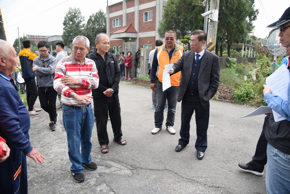圖片-林縣長會勘名間道路    允諾修繕讓民眾通行安全
