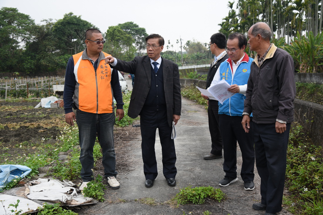 相關圖片2-林縣長會勘名間道路    允諾修繕讓民眾通行安全