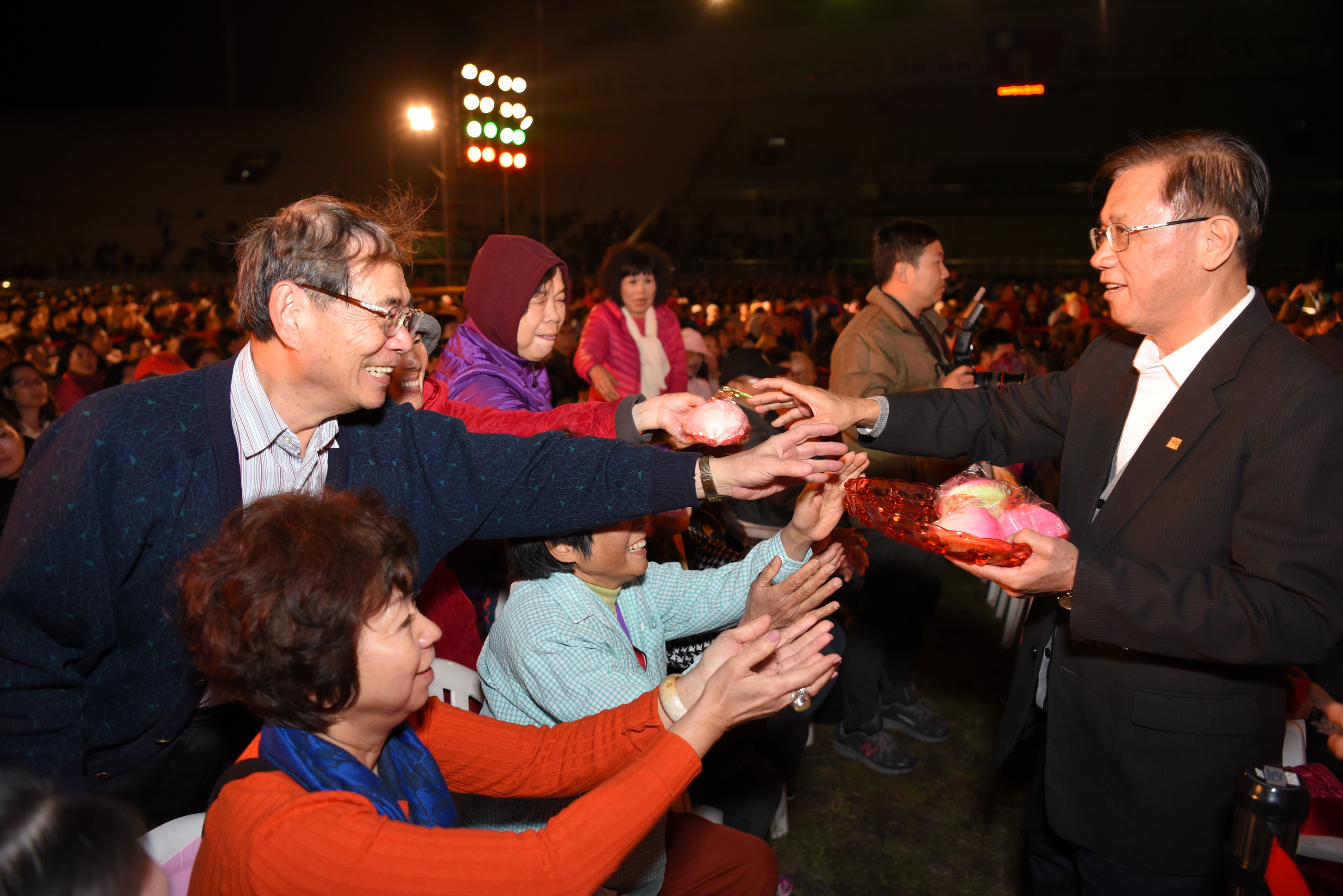 相關圖片1-明華園體育場盛大演出　吸引逾萬人氣