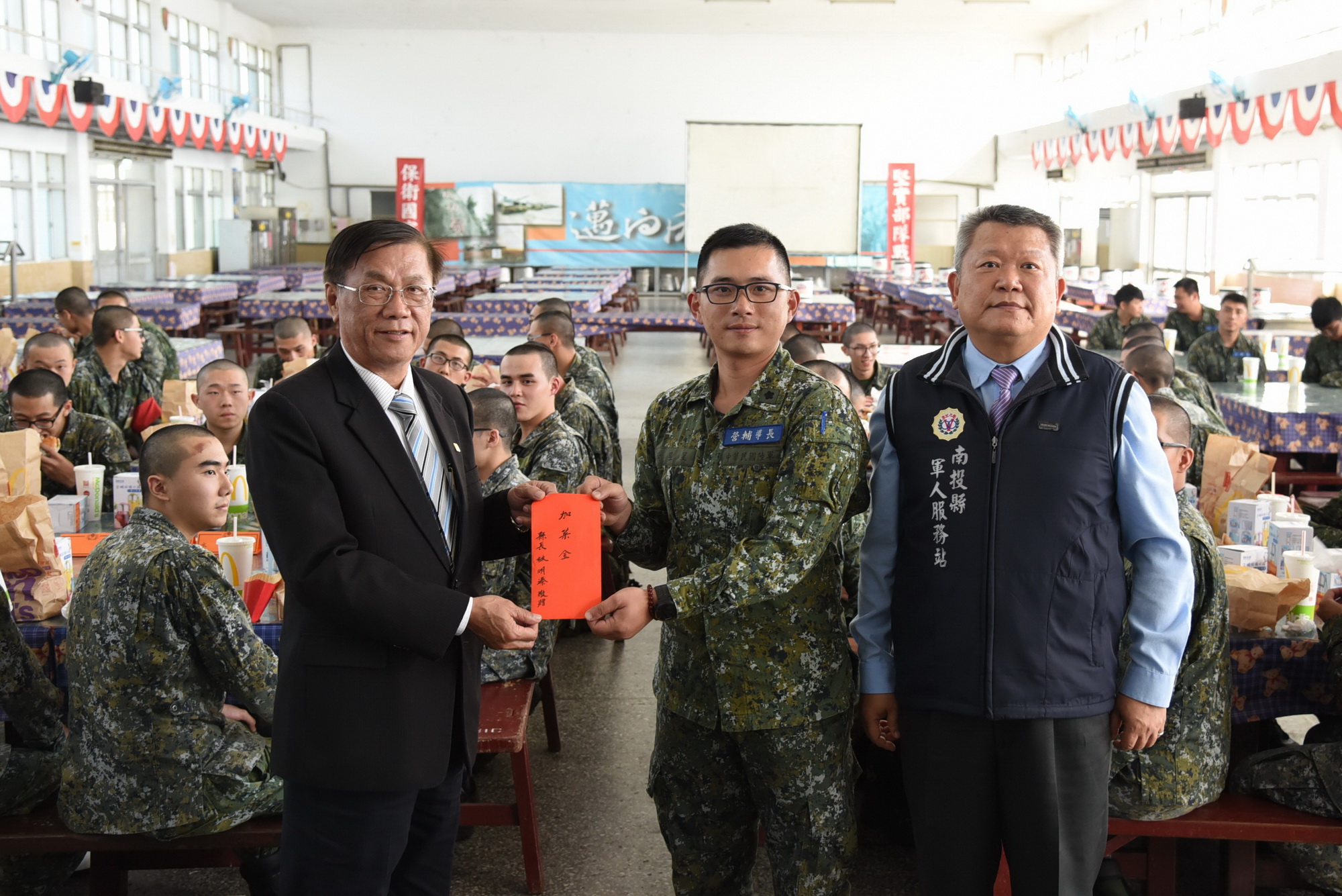 相關圖片2-林縣長前往成功嶺營區關懷縣籍入伍新兵