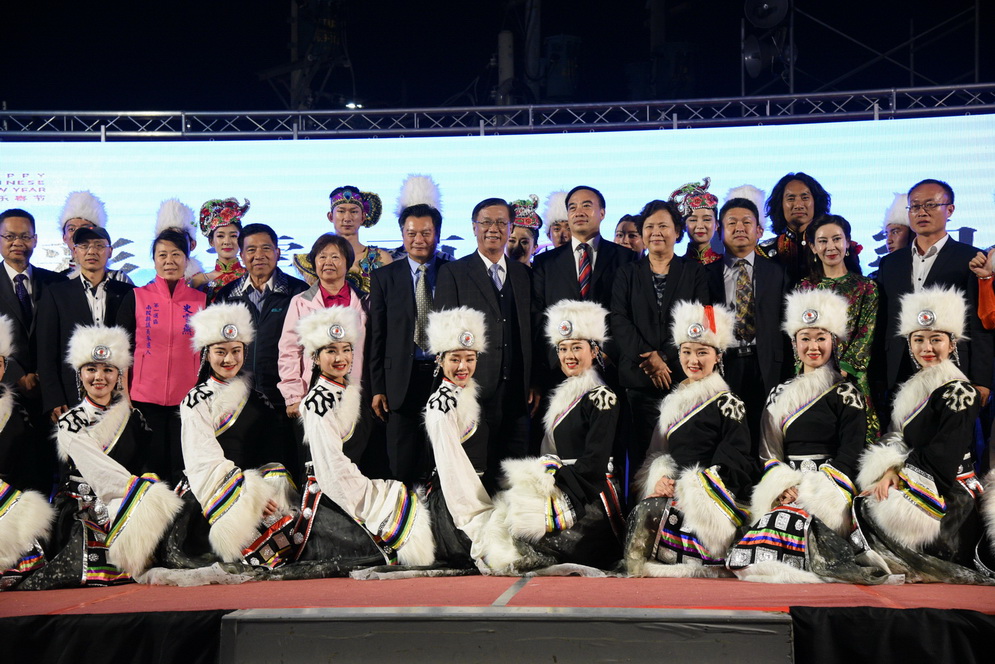 圖片-雲南少數民族歌舞秀南投燈會亮相  精彩演出炒熱賞燈氣氛