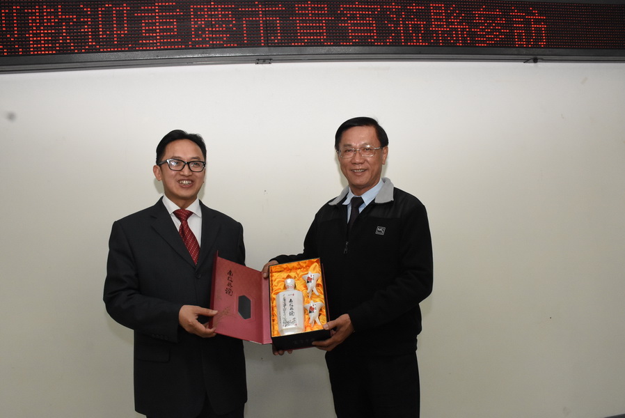 相關圖片2-銅粱火龍鬧元宵 重慶文化訪問團拜會