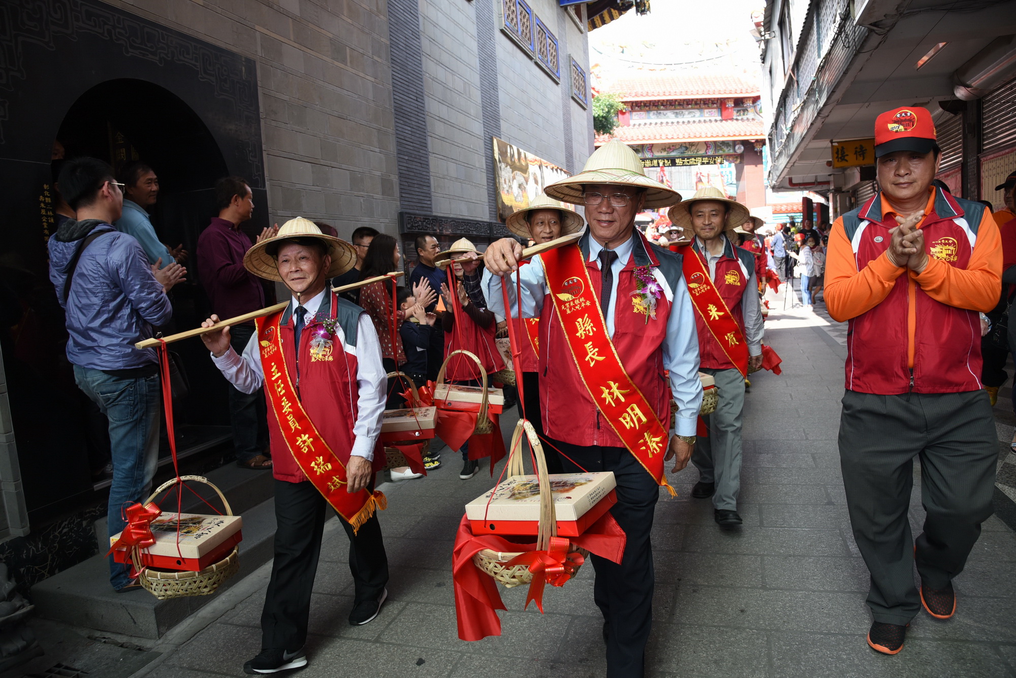 圖片-受天宮米糕桃萬人吃平安 林縣長擔桃開香