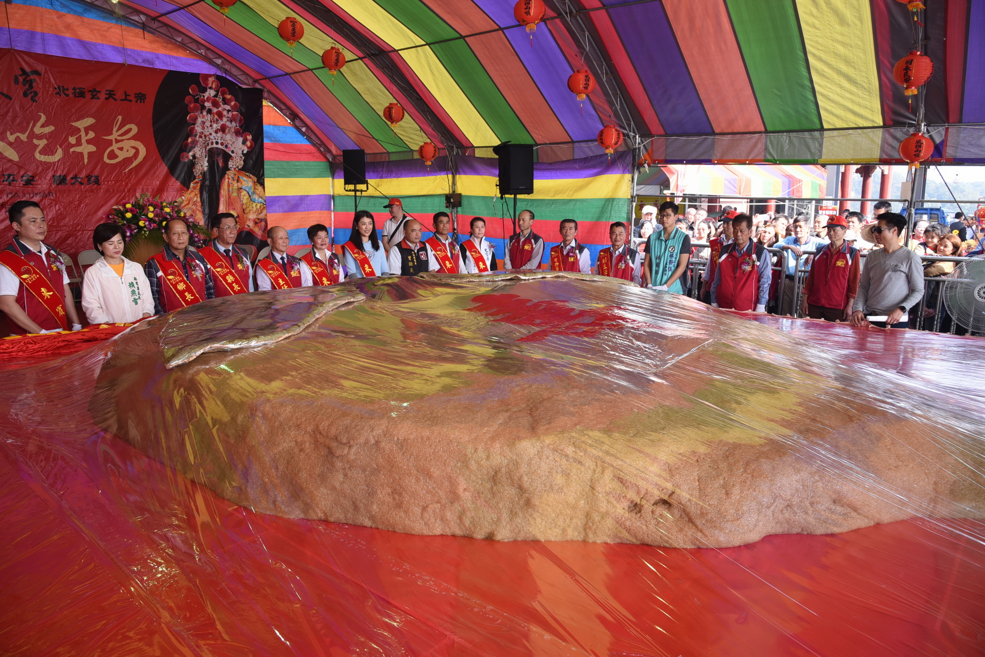 相關圖片2-受天宮米糕桃萬人吃平安 林縣長擔桃開香