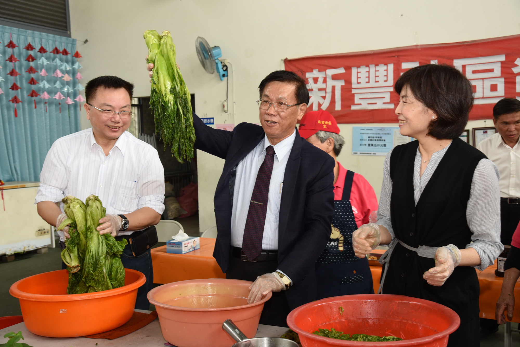 圖片-林縣長訪視草屯4社區  與據點長者同樂