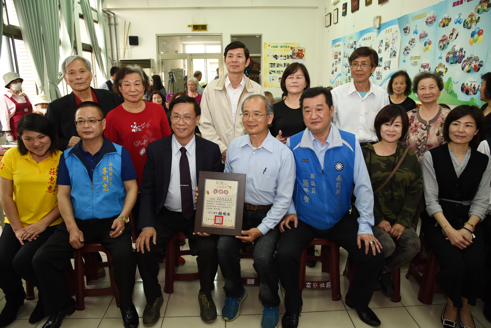 相關圖片1-林縣長訪視草屯4社區  與據點長者同樂